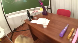 Девушку с красивой попой анально трахают на кастинге