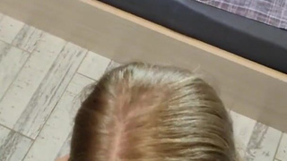 Блондинка в красном белье покорно отсосала большую елду и умылась спермой