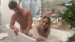 Лил Карина поманила парня в ванну и была выебана в глотку и пизду