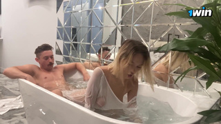 Лил Карина поманила парня в ванну и была выебана в глотку и пизду