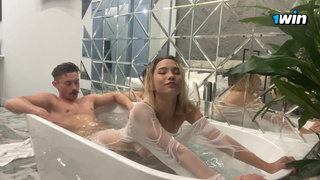 Лил Карина поманила парня в ванну и была выебана в глотку и пизду
