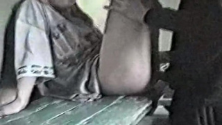Мужик трахает 18-ти летнюю шлюху с широко раздвинутыми ногами