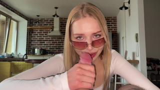 Californiababe в солнцезащитных очках сосет член и получает сперму на лицо