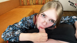 Четырехглазая молодая студентка помогла учителю кончить за пятерку на экзамене