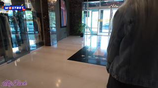 Ничего не замечаешь? В ней же вибратор и она публично кончает ??